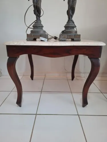 Mesa de apoio em mármore