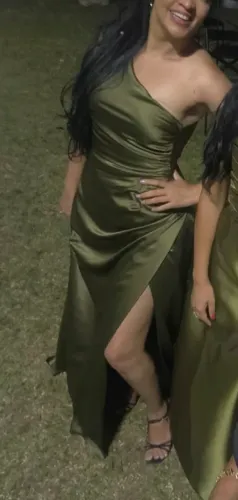 Vestido de festa verde oliva.