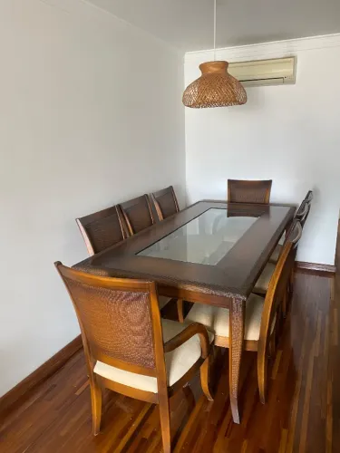 Mesa de Jantar Sierra Madeira maciça com detalhes em tressé e 8 cadeiras em perfeito estad