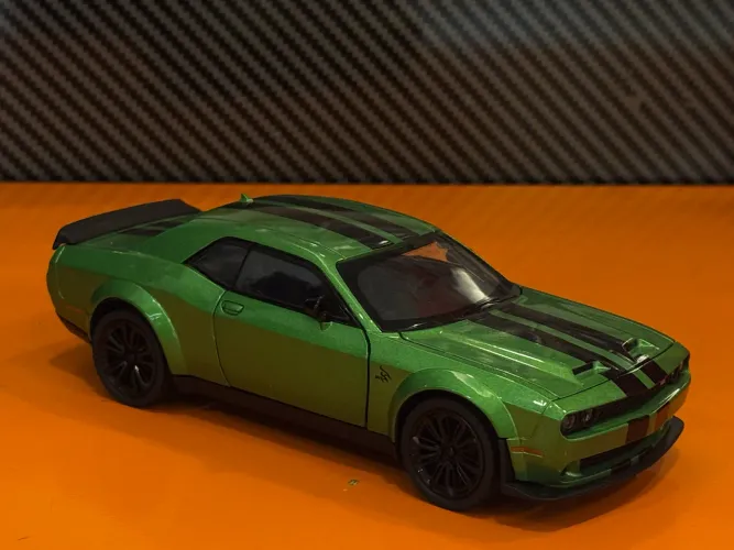 Miniatura dodge challenger verde