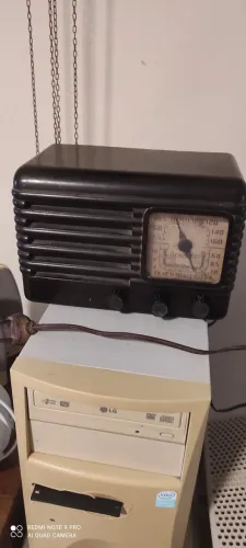 Rádio antigo, valvulado,caixa de baquelite,Leia: