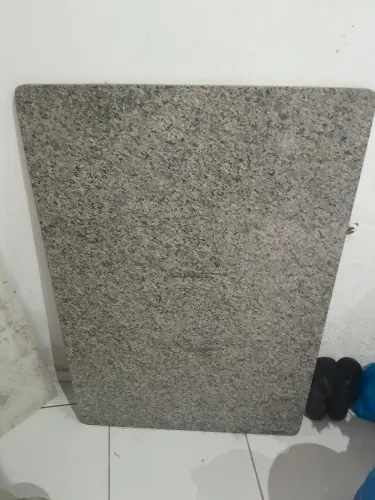 Pedra de mármore tipo uma mesa.