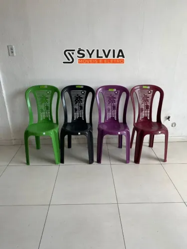 Cadeiras de plástico