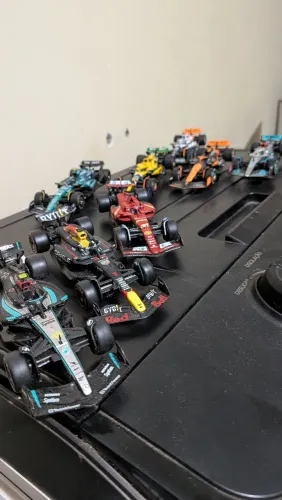 8 miniaturas de carros de Fórmula 1 (1/43)