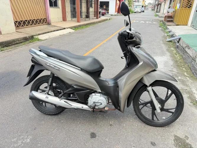 Moto Honda Biz 110 cinza 
