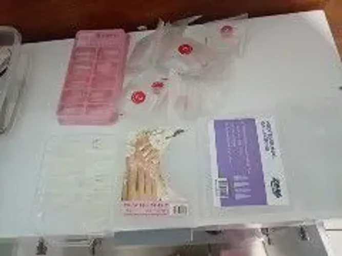 Vendo unhas e gel para alongamento