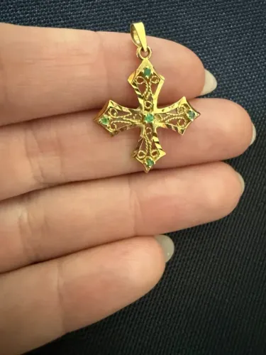 Pingente Cruz em ouro 18k cravejado com esmeraldas
