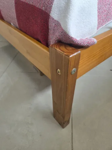 Cama de casal modelo Vila (Tok&Stok) com colchão.