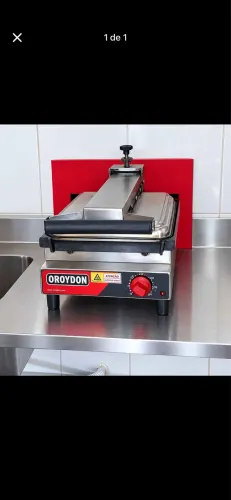 Chapa Croydon 220v perfeita para lanches, carnes e outros alimentos.