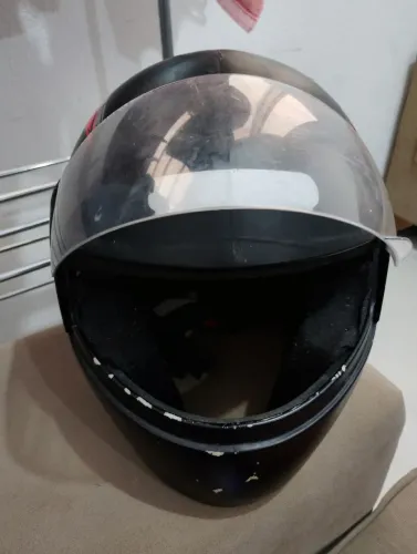 Capacete semi novo