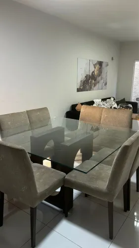 Mesa de Jantar de Vidro com 6 Cadeiras - Linda e Bem Conservada
