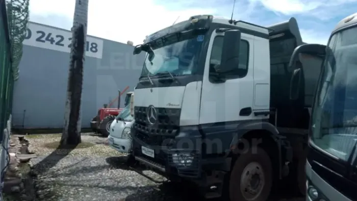 ITAÚNA/MG - CAMINHÃO M.BENZ AROCS 4851 K8X4 BASCULANTE ANO 2021/2021