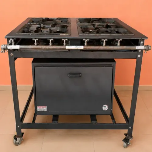 Fogão Industrial de 4 Bocas, com Forno, tamanho (1,00x1,00)