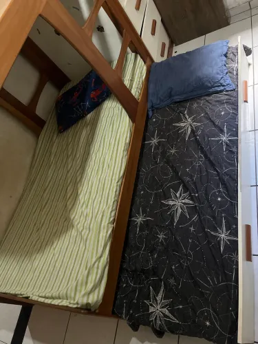 Vendo triliche com armário (5 gavetas)