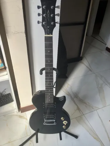 Guitarra strinberg Les paul lps 200 (seminova), com capa.