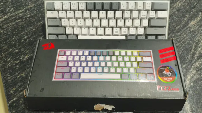 Teclado mecânico Redragon Fizz 60%