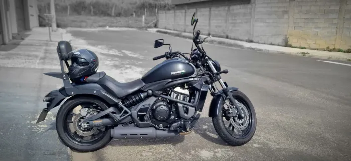 Kawasaki Vulcan 2021 com escapamento esportivo