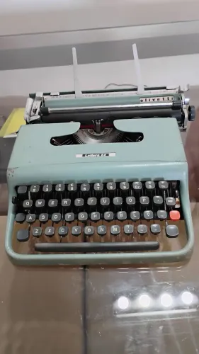 Máquina escrever Olivetti precisa de manutenção