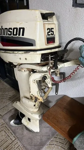 MOTOR 25HP JOHNSON 2001 COM PARTIDA ELETRICA