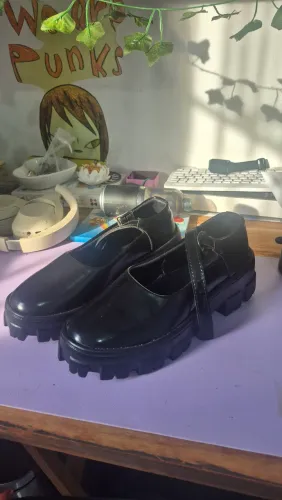 MarMary Jane em verniz preto com solado tratorado.