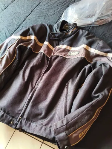 Jaqueta e capacete para motociclista