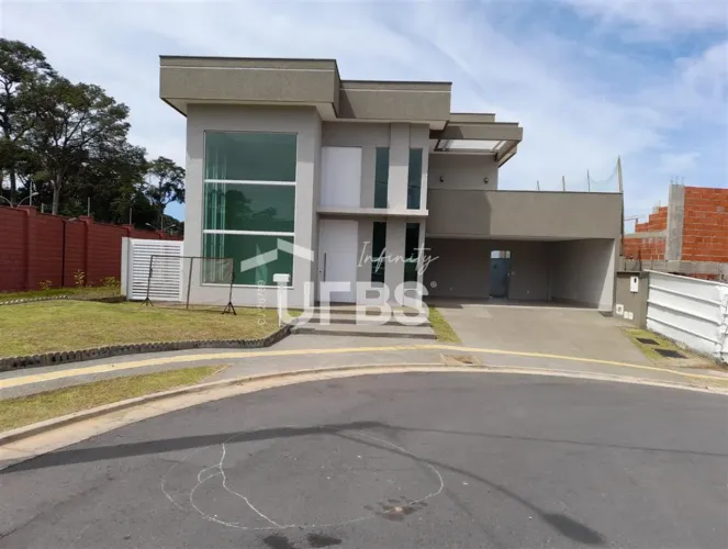 Casa de Alto Padrão à Venda em Goiânia  4 Suítes, 227m²