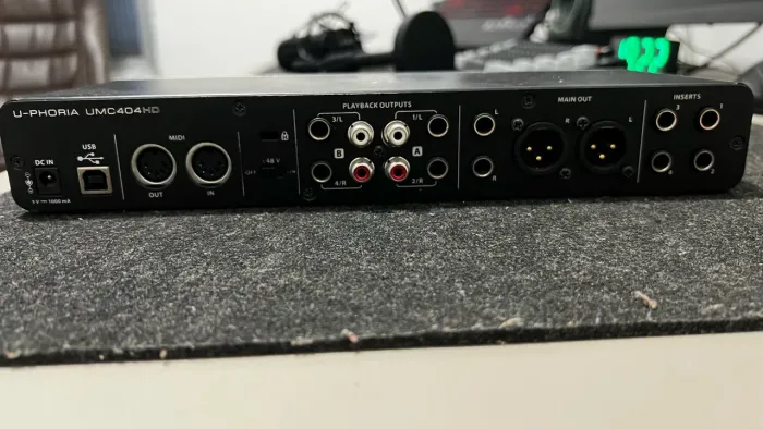 Interface de Áudio Behringer U-Phoria UMC404HD