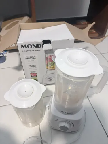 Liquidificador muito novo com 2 copos 