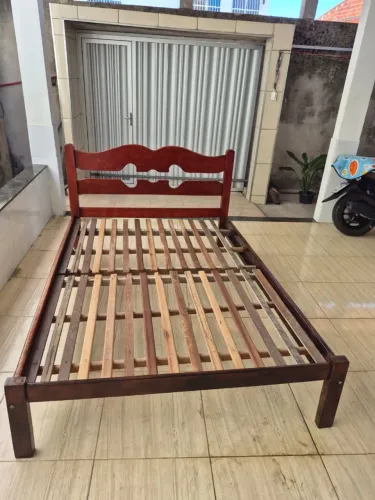 Cama de madeira casal