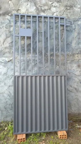 Novo portão, galvanizado, reforçado e já pintado de 700,00 por 650,00