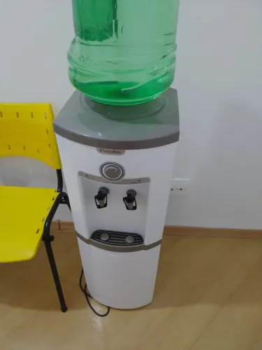 Bebedouro de coluna branco esmaltec com galão de 20 litros