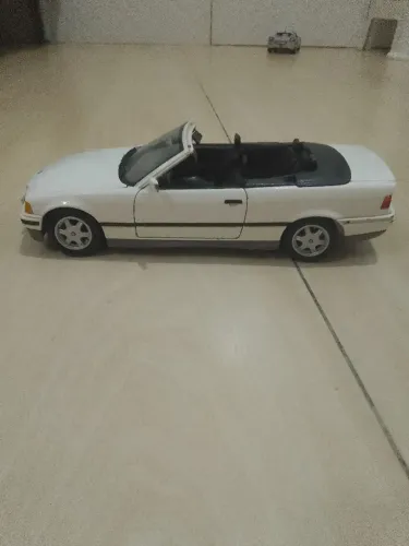 BMW 325i Cabriolet (E36) de 1993 na cor branca, fabricada pela Maisto na escala 1/18