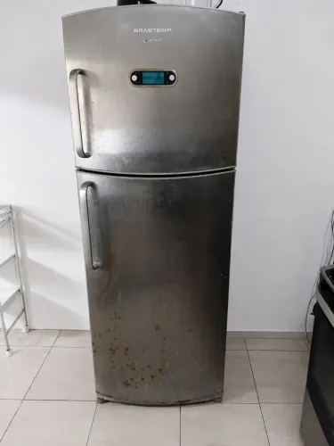 Geladeira Brastemp Frost Free Inox, funcionando perfeitamente e gelando muito bem.