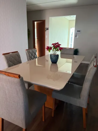 Conjunto de mesa com 6 cadeiras