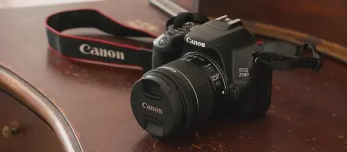 Camera Profissional EOS 250D versão Europa 2x Usada c/ Caixa Nota de Compra e Equipamentos
