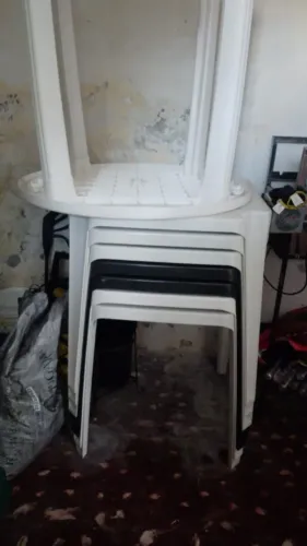 Combo de mesas e cadeiras de plástico