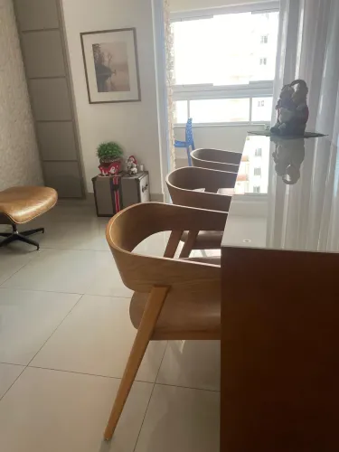 Cadeiras em madeira e couro da Casa Mix Goiânia
