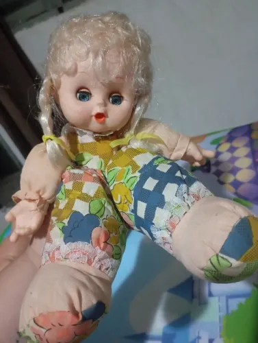 boneca vintage com cabeça de plástico e corpo de tecido, típica das décadas de 1980 e 1990