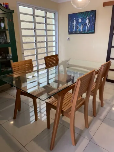 Mesa de jantar Tok&stok com cadeiras de madeira