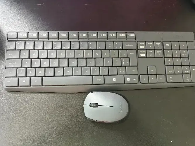 Kit Teclado e Mouse Sem Fio Logitech MK235 - Impecável / Pouco Uso