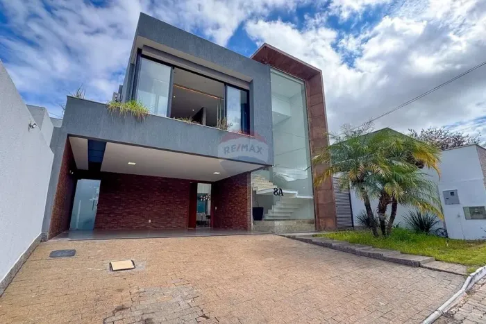 SOBRADO NOVO | 400m² CONSTRUÍDOS | 4 SUÍTES | PISCINA AQUECIDA | CONDOMÍNIO FECHADO | GUAR
