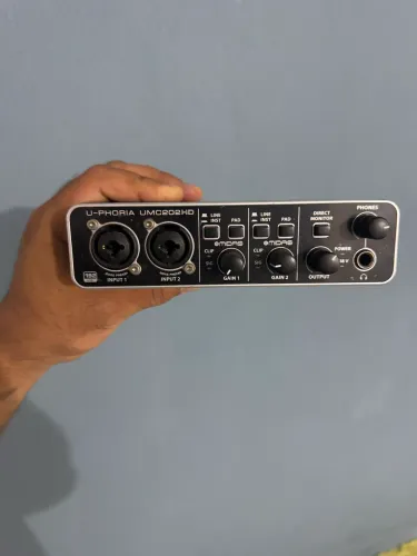 Interface de Áudio Behringer UMC202HD