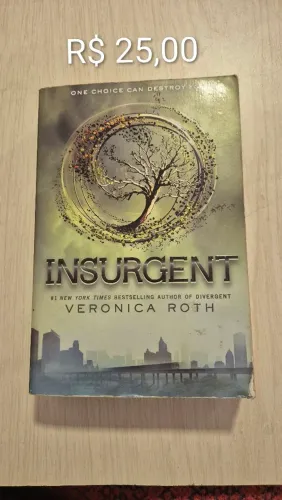 Livro "Insurgent" da saga divergente em inglês