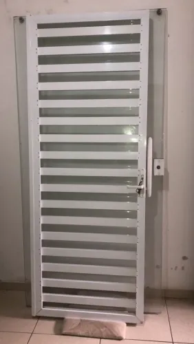 Vende-se uma grade para porta d alumínio podendo ser usado como Portao tambem
