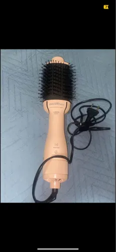 ESCOVA SECADORA BIVOLT BRITÂNIA .