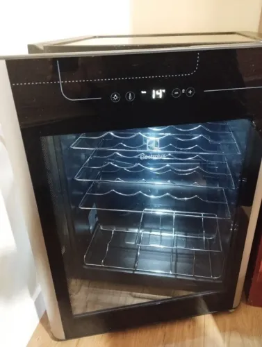 Adega Climatizada 24 Garrafas Electrolux. 