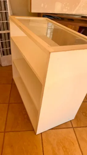 Vende se comoda de loja para colocar bonés e etc
