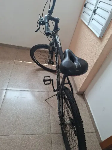 VENDO BICICLETA MTB ARO 29 - PRETA COM VERDE Bicicleta de estilo mountain bike.