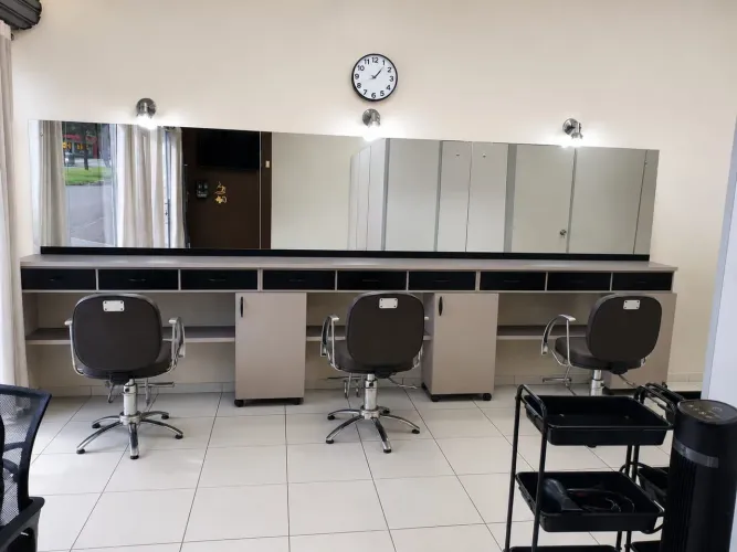 Vende Balcão , espelho s, cadeiras de cabeleireiro e banco de espera