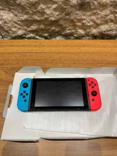 Nintendo Switch Novo - Caixa + Todos Acessórios + Suporte de Nintendo